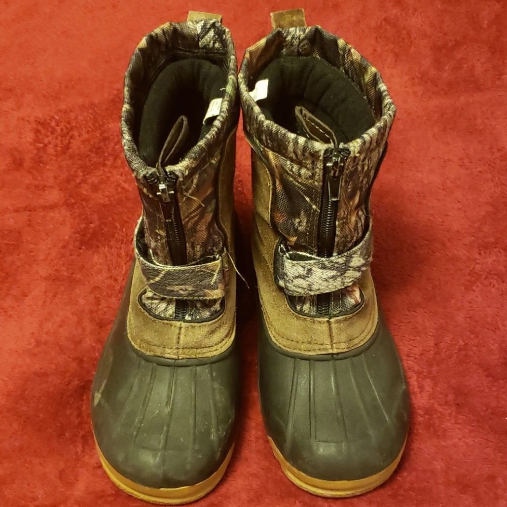 Boys waterproof snowboot size 13